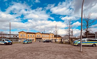 Die Polizei rückte nach dem Fund eines verdächtigen Gegenstands am Bahnhof in Rheda-Wiedenbrück aus. - Thorsten Heß