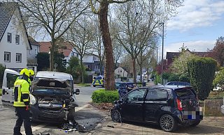 Bei einem Unfall in der Elverdisser Straße sind ein schwarzer Skoda und ein silberner Opel offenbar frontal zusammengestoßen. - Claus Frickemeier