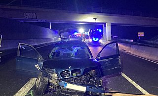 Das Auto wurde bei dem Unfall völlig zerstört. - Polizeipräsidium Bielefeld
