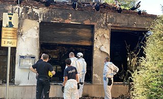 Die Brandermittler werfen einen Blick in die Ruine der Stevia-Bar. Aus Sicherheitsgründen wollen sie nicht erkannt werden. - Matthias Bungeroth