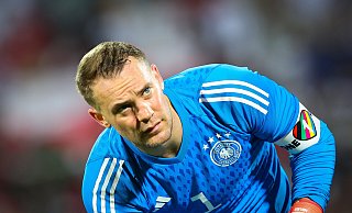 Würde DFB-Kapitän Manuel Neuer mit der "One Love"-Kapitänsbinde auflaufen, drohen Konsequenzen. - dpa