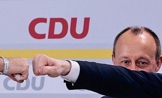 Der neugewählte CDU-Vorsitzende Friedrich Merz beobachtet, wie sich der ehemalige Generalsekretär Paul Ziemiak (r.) und sein Nachfolger Mario Czaja (l.) abschlagen. - HANNIBAL HANSCHKE / POOL / AFP