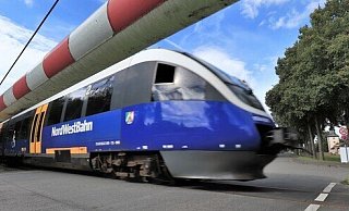 Die Nordwestbahn passiert die Bahnschranke in Corvey. Ob am Welterbe nahe Höxter bald Züge halten, ist völli offen. - David Schellenberg