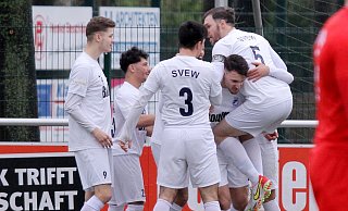 Mihail Yanev (r.) springt vor Freude auf den Torschützen zum 1:0, Finn-Kristian Fischer. Jason Spölgen (v.l.), Jeger Khuin Hamid Ghauem und Mikail Colak eilen ebenfalls herbei. - Ingo Büchel