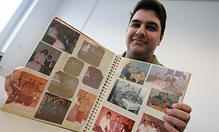 Der Paderborner Grünen-Ratsherr Güven Erkurt zeigt ein Album mit Fotos seiner Großeltern. - Rajkumar Mukherjee