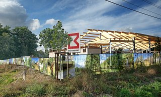 Statt einer naturnahen Fläche für Tiere und Pflanzen ragen in Holtkamp auf 2,5 Hektar Land Stahlstreben aus der Erde, auf denen Holzgiebel ruhen, die den Naturgewalten nun schutzlos ausgeliefert sind und mit der Zeit verfallen werden. - Andreas Frücht