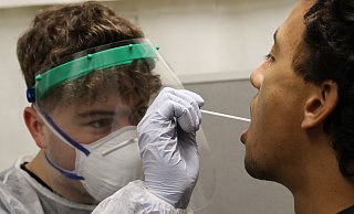 Antigen-Schnelltests können nur durch geschultes Personal durchgeführt werden. Dafür wird ein Nasen- oder Rachenabstrich gemacht - David Knapp