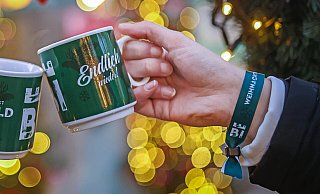 Beim Weihnachtsmarkt 2021 bewährt: Die Bändchen fürs Handgelenk sollen 2022 in den Geschäften gelten - allerdings in anderen Farben. - Sarah Jonek Fotografie