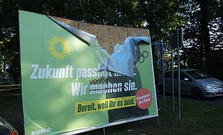 Die Grünen und ihre Plakatwerbung sind, wie hier ein Wesselmann an einer Straßenkreuzung in Espelkamp, in diesem Wahlkampf besonders den Attacken von Vandalen ausgesetzt. - Karsten Schulz