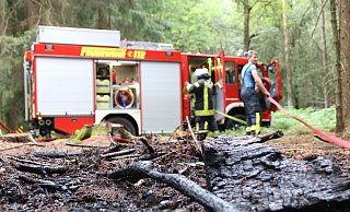 Das Archivbild zeigt Arbeiten der Feuerwehr nach einem Waldbrand. - Sigurd Gringel (Symbolbild)