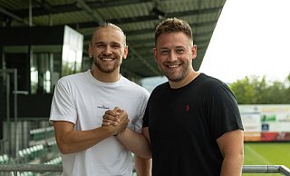 Handschlag: Der neue Stadionsprecher Keanu Reimler (l.) wird von seinem Vorgänger Max Moldehn beim SV Rödinghausen im Häcker Wiehenstadion begrüßt. - SV Rödinghausen