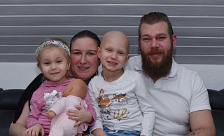 Schwester Malina (von links), Mama Sarah und Papa Björn sind froh, dass Leonie die Stammzellentransplantation gut überstanden hat. - Raphael Bartling
