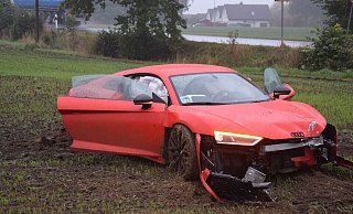 Die Front des Audi R 8 ist zerstört, die Airbags haben ausgelöst. So fand die Polizei den Sportwagen. Von den Insassen fehlte jede Spur. - Polizei Herford