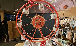 Ein selbstgebautes Riesenrad aus Hula-Hoop-Reifen und Holzplatten mit Geschenktüten als Gondeln ist der Hingucker im Advent. - Alexandra Stratmeier