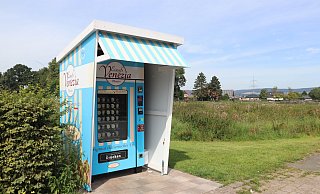 Mit dem Spruch "Ist Dir heiß, Zieh ein Eis" bewirbt das Mindener Eiscafé Venezia ihren Eis-Automaten - Johannes Ole Wernich