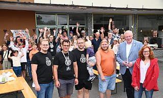 Beim Sommerfest in der neuen Begegnungsstätte mit John Kutzbach (Schatzmeister), Tim Probsthain (2. Vorsitzender), Thomas Wiebe (Vorsitzender), Bürgermeister Daniel Hartmann, Martina Mönnekes und den Vereinsmitgliedern mit ihren Familien. - Thomas Kube