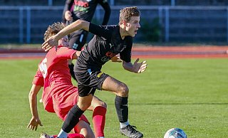 Der VfL Theesen, hier Timon Siebert, war meist einen Schritt schneller als Fichte mit Jonas Kreickenbaum (l.). - Andreas Zobe