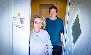 Dagmar Mittelste-Heitkamp (vorne) leitet die Notunterkunft im Musikerviertel , Daniela Giannone ist bei der Bezirksregierung Detmold Derzernentin für Flüchtlinge. - Mike-Dennis Müller / www.mdm.photo