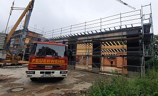 Aus Vorfreude hat die Löschgruppe Bergheim schon mal ihr Fahrzeug vor dem Rohbau geparkt. - David Schellenberg