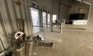 Noch vier Wochen nach dem Dezember-Gastspiel von Hansa Rostock in der Paderborner Arena zeugten die zerstörten Drehkreuze im Einlassbereich des Gästeblocks von der Zerstörungswut. (Archivbild) - Marc Schröder