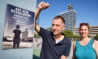 Sascha Schmidt und Schauspielerin Laura Parker erzählen in ihrem Theaterstück die Schicksale von Menschen auf dem Kesselbrink. - Barbara Franke