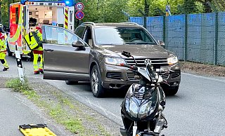 Bei dem Verkehrsunfall am Campingplatz am Waldsee werden zwei Rollerfahrer verletzt. - Ralph Meyer