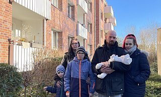 Mareike Wiese und ihre Söhne Marek Lennox (6) und Marlon Alexander (13) sowie Nico Krause und Diana Rose mit Tochter Liara Sophie sind vom LEG-Kundenservice enttäuscht - vier Tage war die Heizung kalt. - Nina Könemann (MT) Mareike Wiese und ihre Söhne Marek Lennox (6) und Marlon Alexander (13) sowie Nico Krause und Diana Rose mit Tochter Liara Sophie sind vom LEG-Kundenservice enttäuscht - vier Tage war die Heizung kalt. - Nina Könemann (MT)
