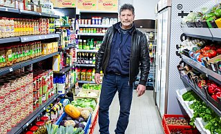 Enver Oskan ist das Gesicht hinter "Mersin Feinkost" an der Bielefelder Straße in Versmold im Kreis Gütersloh. - Andre Schneider
