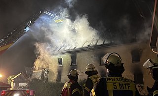 Das Haus steht in Flammen, als die Rettungskräfte am frühen Montagmorgen eintreffen. Auch Stunden später laufen die Löscharbeiten weiter. - Freitag-TV