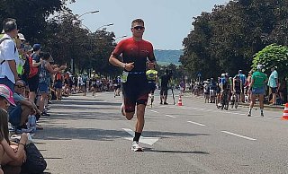 Triathlet Lukas Buhl kämpft sich kurz vor seinem Hitzschlag bei 38 Grad über die Asphalt-Piste beim 70.3 in Luxemburg. - Privat