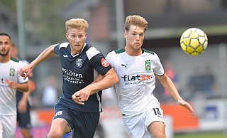 Benedikt Zahn und der SC Wiedenbrück (links) lieferte sich ein Duell auf Augenhöhe mit Michel Wentzel (rechts) und der Gladbacher U23. In 90 Minuten landete der Ball auf keiner Seite im Tor. - Jens Dünhölter