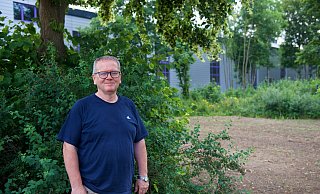 Thomas Arning leitet den Geschäftsbereich Stadtdienste für die Stadtwerke Löhne. Auf der erdigen Fläche rechts im Bild haben Mitarbeitende eine Blühwiese angelegt. - Copyright 2023 Wencke Meckenstock . All rights reserved.