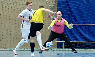 Wellensieks Patrice Hertel schießt aufs Dornberger Tor in dem Joschka Leier steht. Simon Kerker hält den Fuß hin. - Peter Unger