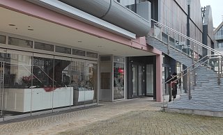 Die Außenwerbung vom Café Pammel ist weg. Doch schon bald hängt hier ein neues, italienisches Logo. - Svenja Ludwig