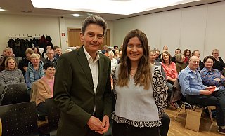Die mehr als 70 Gäste der Veranstaltung hören deutliche Worte von SPD-Fraktionschef Rolf Mützenich und der Paderborner Kreisvorsitzenden Nele Czaniera. - Birger Berbüsse