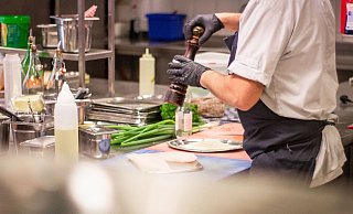 Hygieneauflagen für Restaurants sind streng. Der Kreis Herford hat die Betriebe regelmäßig im Blick. - Symbolfoto: Louis Hansel/Unsplash