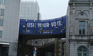 "Use your vote" - "Nutze deine Stimme" steht an den Fußgängerbrücken rings um den Platz vor dem Spinelli-Gebäude. Vom ehemalig oberirdisch gelegenen Bahnhof zeugt nur noch ein altes Gebäude, das in den EU-Komplex integriert wurde. - Alexander Graßhoff