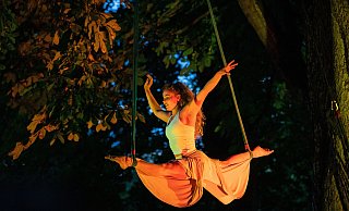 Zwischen den Baumkronen zeigen die Schweizer Akrobatinnen und Akrobaten bei der LGS in Höxter ihre Kunststücke. - Eleni Kougionis
