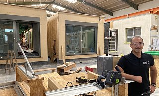 Smart House-Geschäftsführer Andreas Ernst in der Produktionshalle des Unternehmens. - Dirk Windmöller