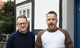 Andreas Müller (62, links) übergibt die Pfälzer Weinstube nach 22 Jahren seinem ehemaligen Chefkoch Thomas Fuchs (40). Er selbst wird sich zukünftig ausschließlich seiner Pfälzer Weinstube in Detmold widmen. - Claus Frickemeier