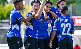 Harun Köse (Mitte) feiert zusammen mit seinen Teamgefährten den Derbysieg in Theesen und einen Hattrick. - Peter Burkamp