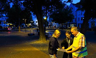 Verdammt früh: Hanne und Lisa lassen sich um 4.28 Uhr von Flohmarktchef Michael Otto zeigen, wo ihr Stand hin soll. - Kurt Ehmke