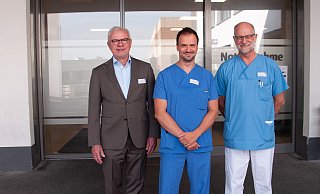 Jörg Buchloh (l.), Kaufmännischer Direktor, gratuliert Thorsten Dahm zur neuen Position als Ärztlicher Leiter der Zentralen Notaufnahme des Paderborner Brüderkrankenhauses. Der Internist bildet gemeinsam mit seinem chirurgischen Kollegen Kai Klössing das Leitungsduo. - Brüderkrankenhaus St. Josef Paderborn