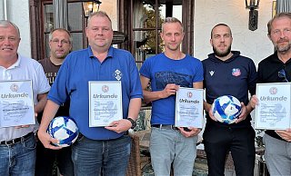 Markus Bierbaum (2. v. l.) ehrte die Meister der vergangenen Saison, Frank Budde von der Spvg. Hiddenhausen (v. l.), Wolfram Wüllner vom VfL Klosterbauerschaft, Marius Rullkötter und Colin Steffen von der SG FA Herringhausen-Eickum und Thorsten Sennholz vom SV Enger-Westerenger. - Benjamin Büschenfeld