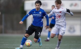 Armine Efe Tirpan enteilt im U19-Stadtderby dem Theesener Damian Bittner (r.). - Thomas F. Starke