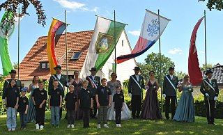 Ingo mit Natasha Pohlkötter (v.l.), Jan mit Julia Bussmann, das Königspaar Jens mit Marina Wiechers, Martin Rüther mit Monika Mertens sowie Stefan Middeke mit Conny Lütkemeier. - Lennart Schlütz