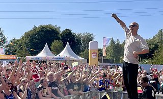 Beste Karnevalsstimmung herrschte im Schloss- und Auenpark Schloß Neuhaus beim Auftritt von Cat Ballou. - Carola Drabon