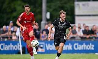 Arminia Bielefelds Zugang Mika Schroers (r.) war in der torlosen ersten Halbzeit gegen Victoria Clarholz lauffreudig. - Copyright by Teresa Kroeger Arminia Bielefelds Zugang Mika Schroers (r.) war in der torlosen ersten Halbzeit gegen Victoria Clarholz lauffreudig. - Copyright by Teresa Kroeger