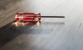 Ein 50-Jähriger soll mit einem Schraubendreher auf den Kopf seines Nachbarn eingestochen haben. - Symbolbild: Pixabay