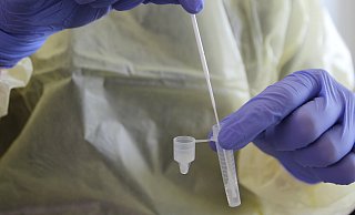 Besucherinnen und Besucher kommen nur mit einem negativen Corona-Test ins Klinikum. So soll verhindert werden, dass sie Viren auf die Stationen tragen. - Susanne Barth